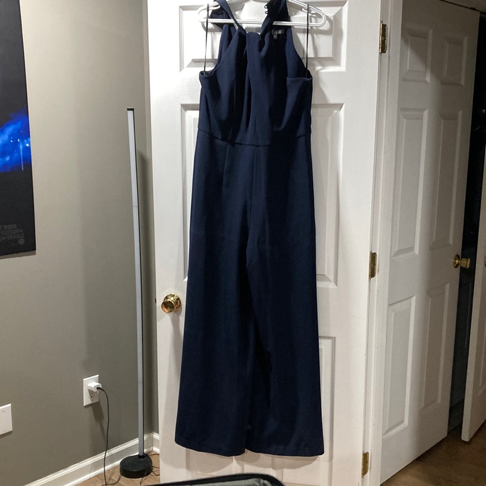Beautiful navy jumpsuit. Heavy weight so it’s great for winter or cool evening